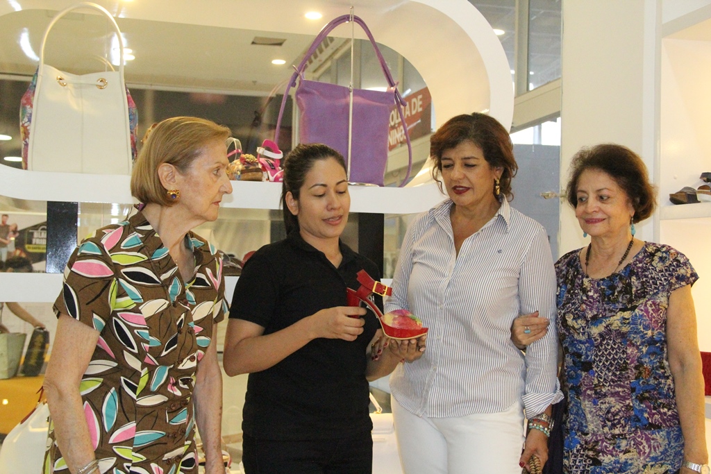 Los zapatos fueron la prenda favorita de las mujeres ayer durante el Black Friday. En Santa Lucía Plaza los precios bajos siguen este fin de semana.